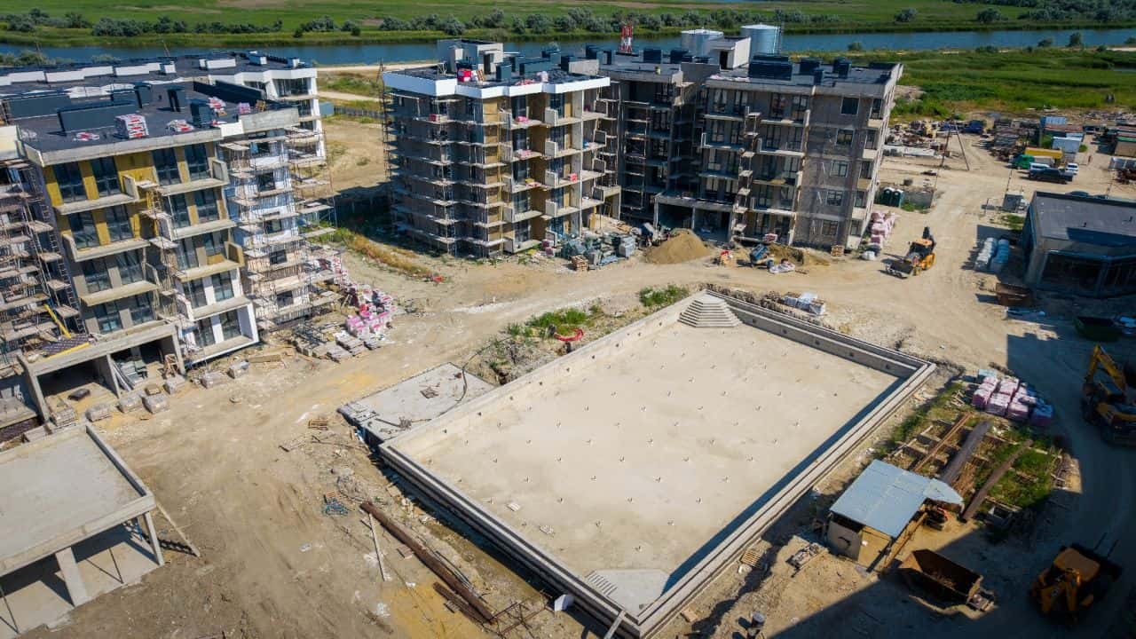 Строительство бассейна АК «Море тут» в июне 2026 года
