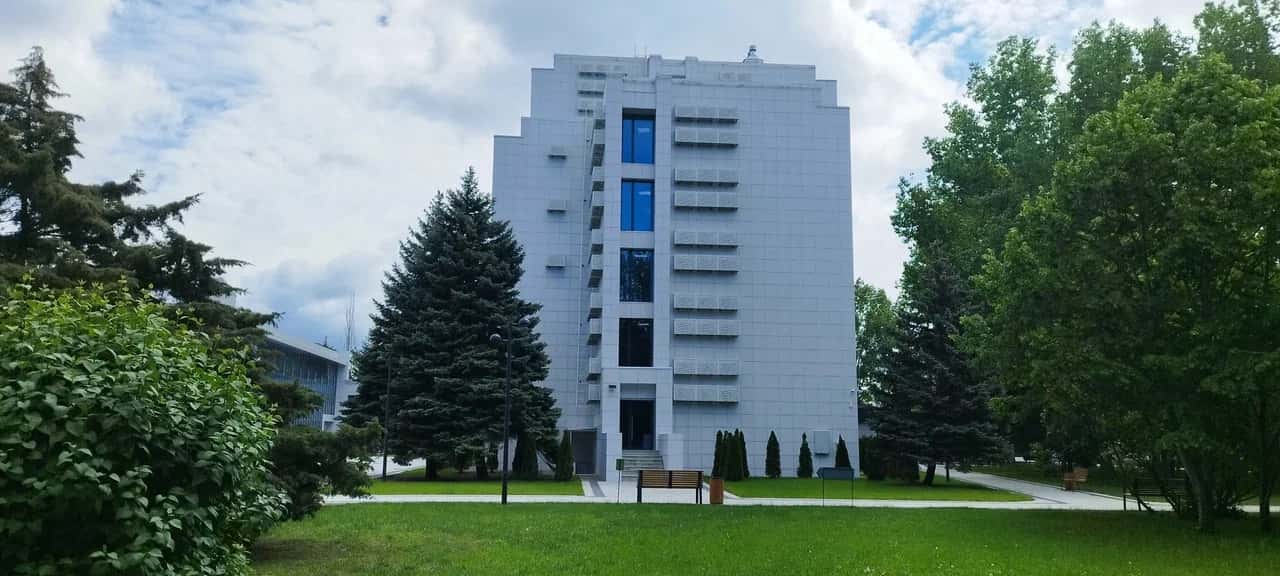 Озеленённая территория и корпус АК «Россиянка»
