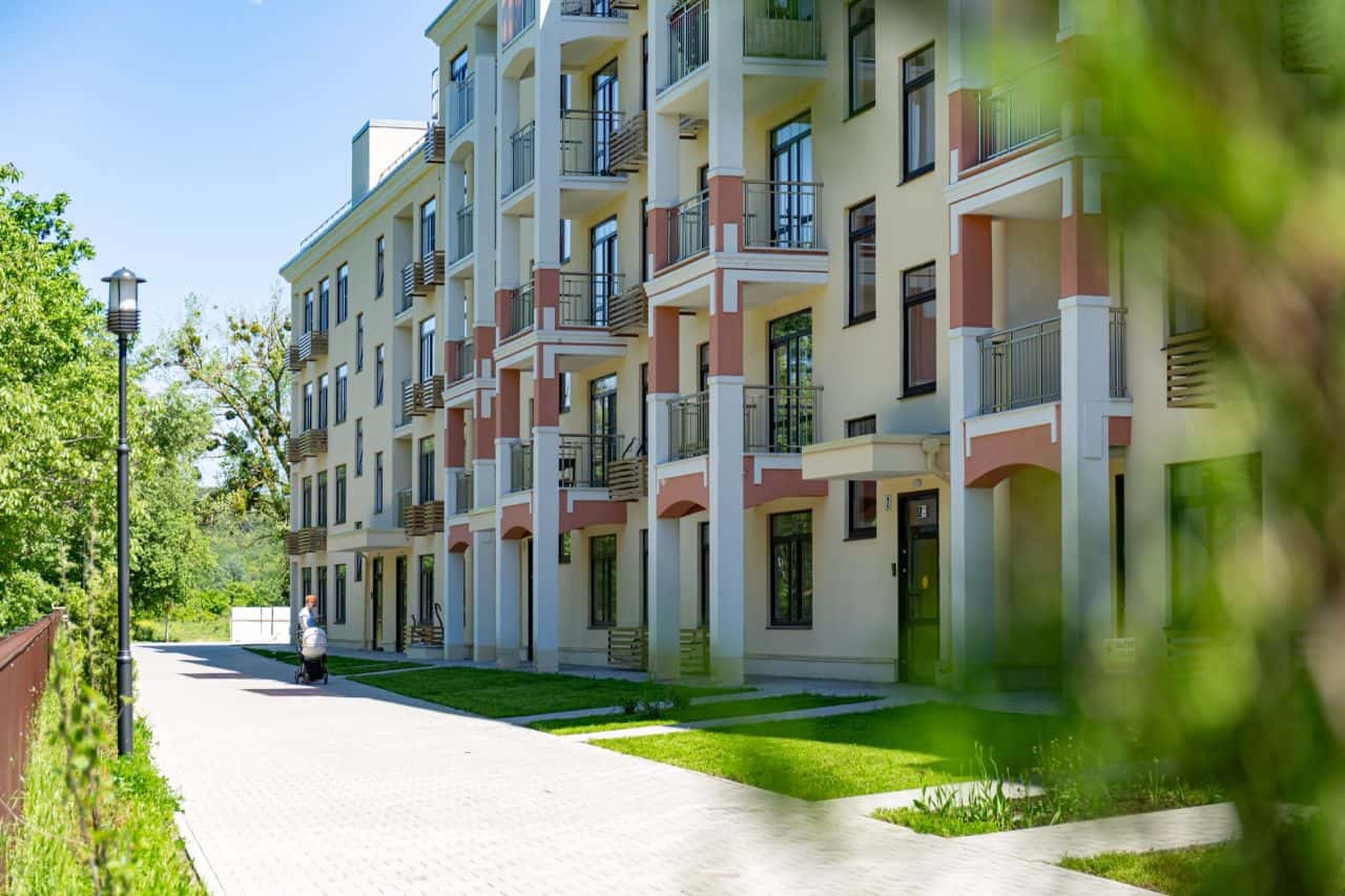 Благоустроенная территория жилого комплекса Holiday HOUSE