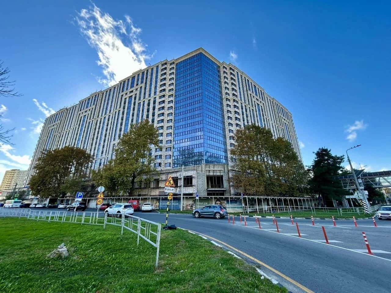 Фасады строящихся литеров комплекса Центральный в июле 2026 года