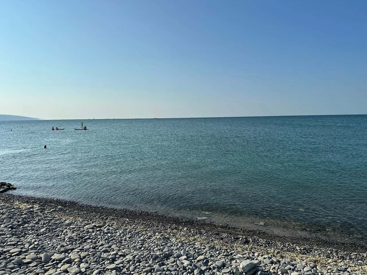 Галечный пляж и море рядом с ЖК Золотой берег