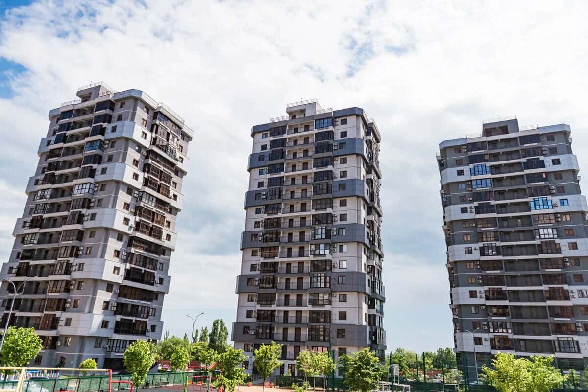 Готовые фасады и благоустроенная территория ЖК Золотой берег