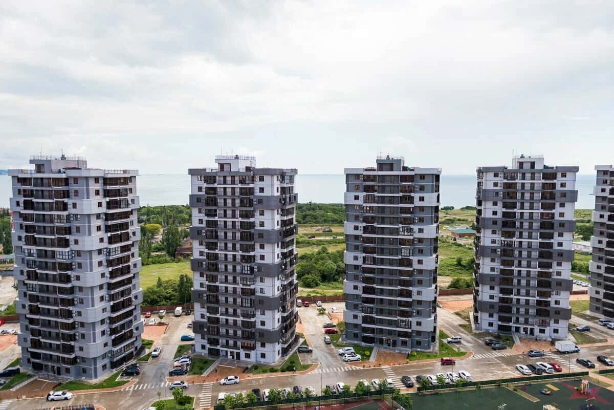 Фасады готовых домов ЖК Золотой берег на фоне моря
